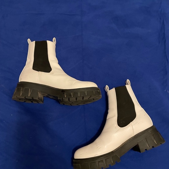 Forever 21 White Chelsea Boots!! Size 8 - Picture 2 of 7
